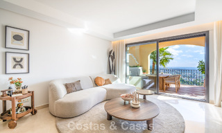 Ático en primera línea de golf con vistas al golf y al mar en venta en una urbanización cerrada en Benahavis - Marbella 74738 