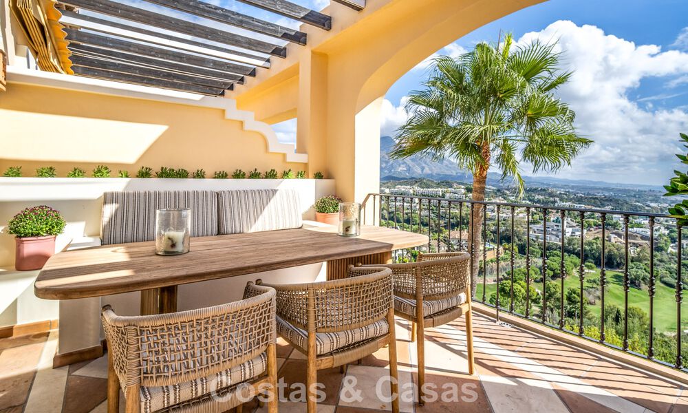 Ático en primera línea de golf con vistas al golf y al mar en venta en una urbanización cerrada en Benahavis - Marbella 74739