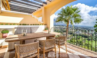 Ático en primera línea de golf con vistas al golf y al mar en venta en una urbanización cerrada en Benahavis - Marbella 74739 