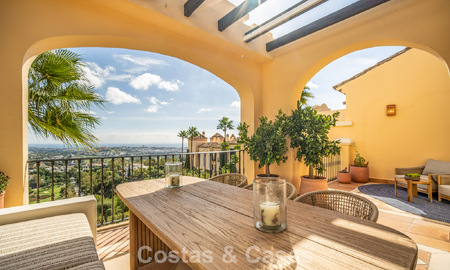 Ático en primera línea de golf con vistas al golf y al mar en venta en una urbanización cerrada en Benahavis - Marbella 74740