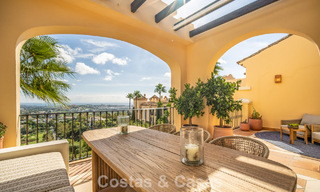 Ático en primera línea de golf con vistas al golf y al mar en venta en una urbanización cerrada en Benahavis - Marbella 74740 