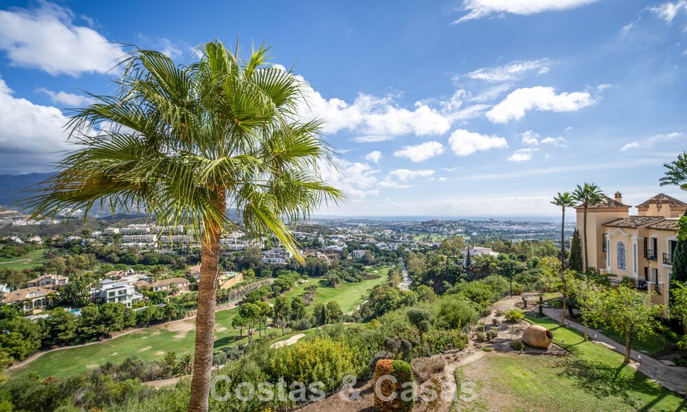 Ático en primera línea de golf con vistas al golf y al mar en venta en una urbanización cerrada en Benahavis - Marbella 74741