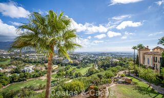 Ático en primera línea de golf con vistas al golf y al mar en venta en una urbanización cerrada en Benahavis - Marbella 74741 