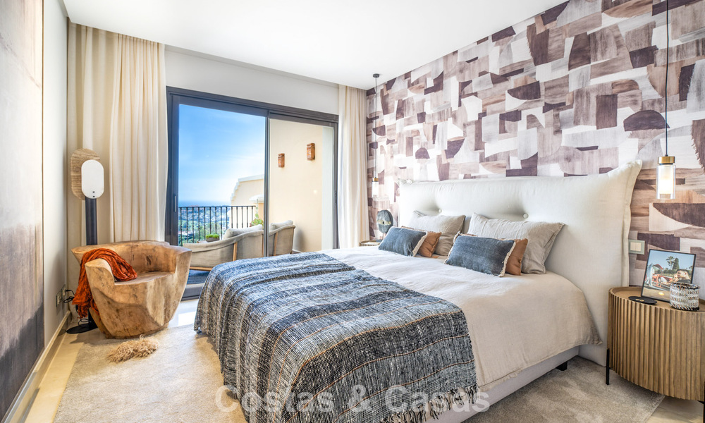 Ático en primera línea de golf con vistas al golf y al mar en venta en una urbanización cerrada en Benahavis - Marbella 74754