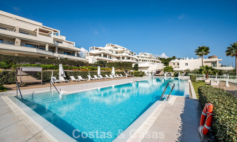 Apartamento de lujo en venta, en un lujoso complejo de playa en la Nueva Milla de Oro entre Marbella y Estepona 773544