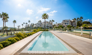 Apartamento de lujo en venta, en un lujoso complejo de playa en la Nueva Milla de Oro entre Marbella y Estepona 773548 