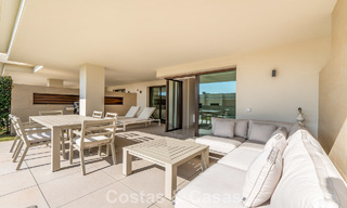 Apartamento de lujo en venta, en un lujoso complejo de playa en la Nueva Milla de Oro entre Marbella y Estepona 773559 