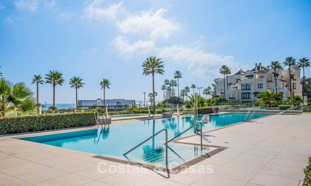 Apartamento de lujo en venta, en un lujoso complejo de playa en la Nueva Milla de Oro entre Marbella y Estepona 773578