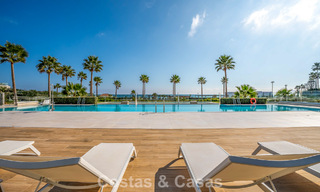 Apartamento de lujo en venta, en un lujoso complejo de playa en la Nueva Milla de Oro entre Marbella y Estepona 773581 