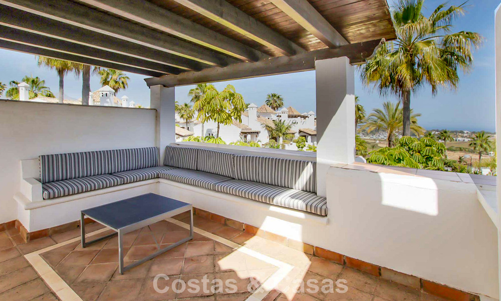 Amplia casa lista para entrar a vivir en venta a un paso del campo de golf en Benahavis - Marbella 773536