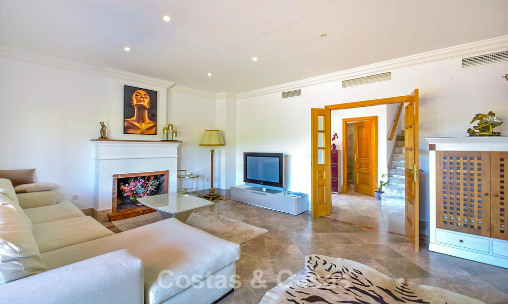 Amplia casa adosada en venta en un complejo de golf cerrado en el este de Marbella 773477