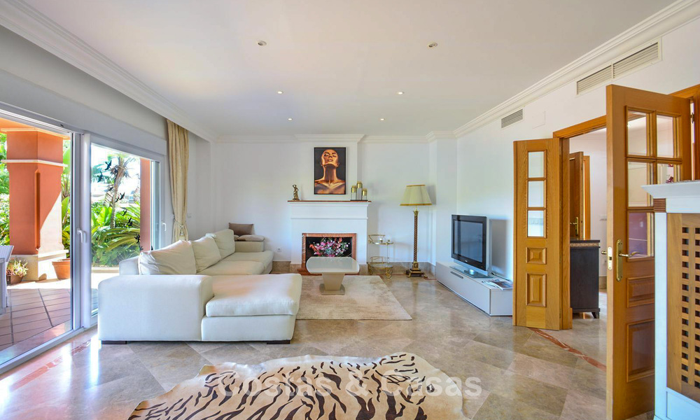 Amplia casa adosada en venta en un complejo de golf cerrado en el este de Marbella 773478