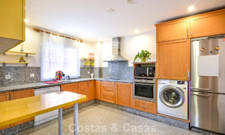 Amplia casa adosada en venta en un complejo de golf cerrado en el este de Marbella 773481 