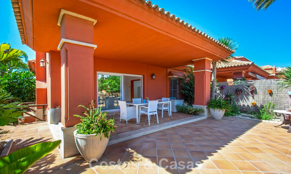 Amplia casa adosada en venta en un complejo de golf cerrado en el este de Marbella 773484