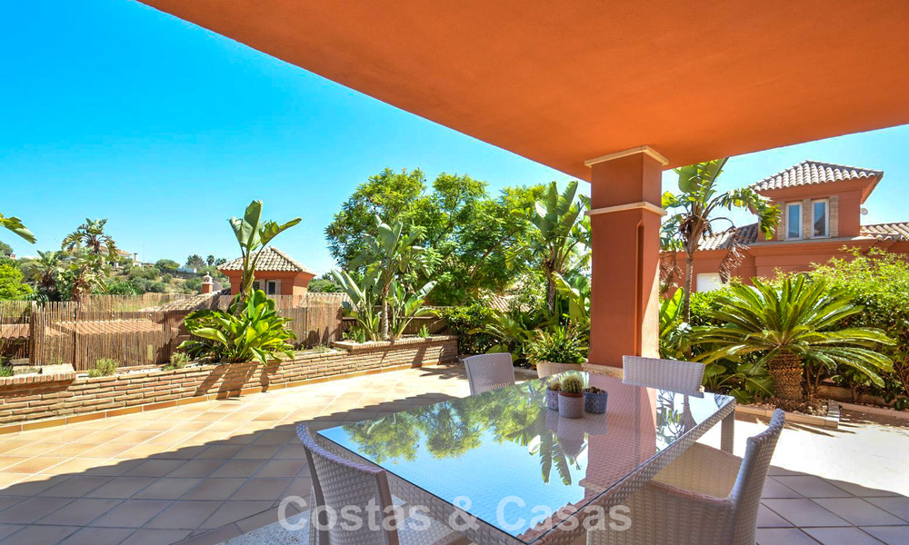 Amplia casa adosada en venta en un complejo de golf cerrado en el este de Marbella 773486