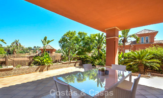 Amplia casa adosada en venta en un complejo de golf cerrado en el este de Marbella 773486 