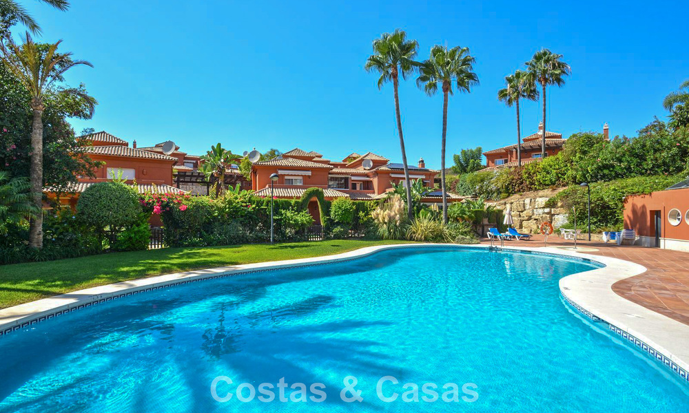 Amplia casa adosada en venta en un complejo de golf cerrado en el este de Marbella 773490