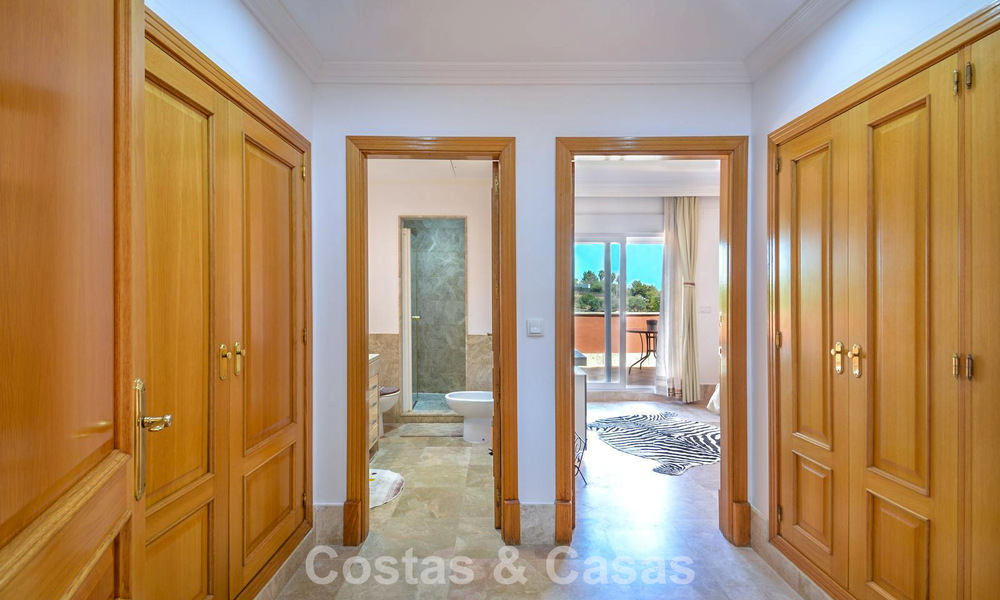 Amplia casa adosada en venta en un complejo de golf cerrado en el este de Marbella 773492