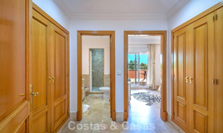 Amplia casa adosada en venta en un complejo de golf cerrado en el este de Marbella 773492 