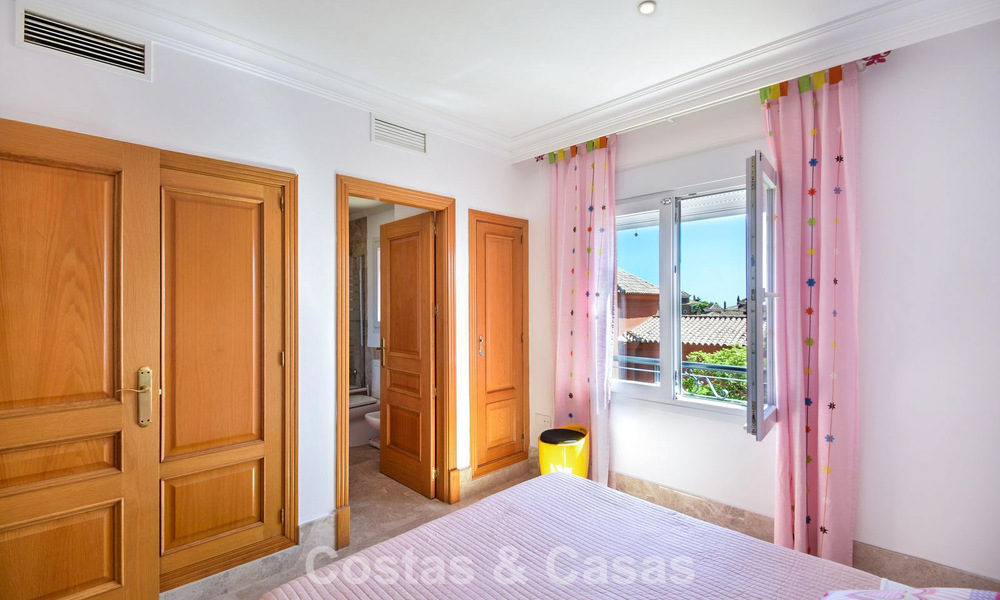 Amplia casa adosada en venta en un complejo de golf cerrado en el este de Marbella 773495