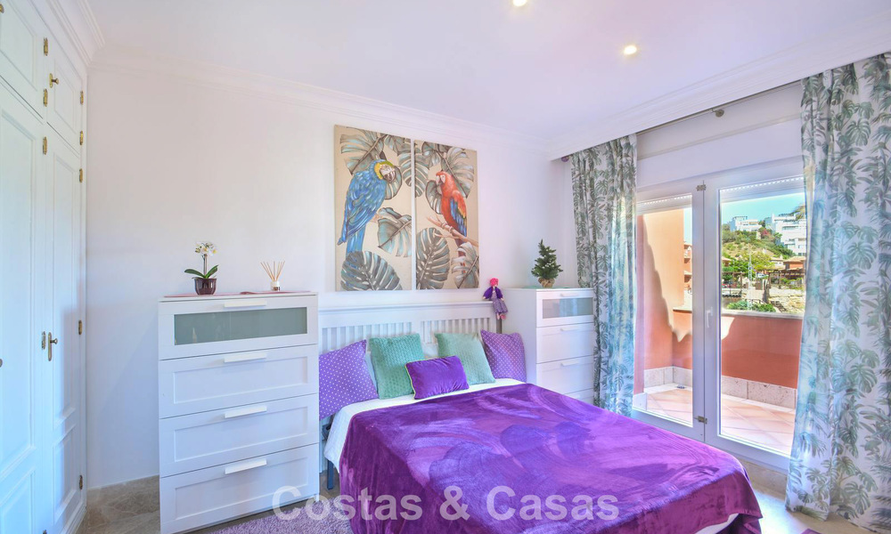 Amplia casa adosada en venta en un complejo de golf cerrado en el este de Marbella 773496