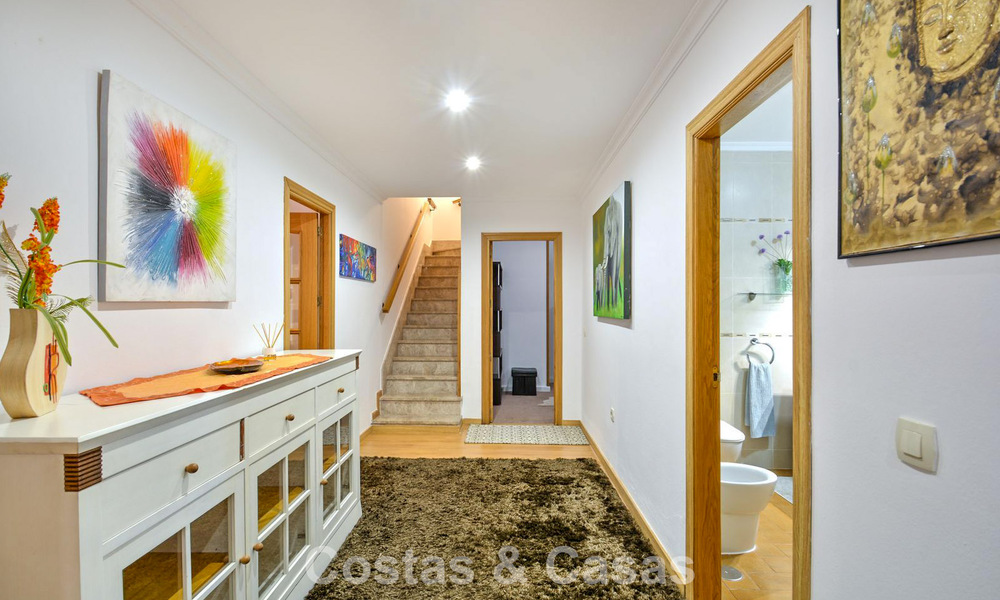 Amplia casa adosada en venta en un complejo de golf cerrado en el este de Marbella 773498