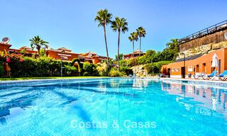 Amplia casa adosada en venta en un complejo de golf cerrado en el este de Marbella 773504 