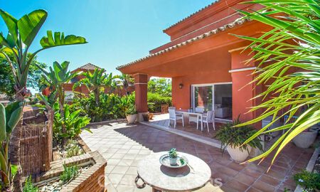 Amplia casa adosada en venta en un complejo de golf cerrado en el este de Marbella 773505