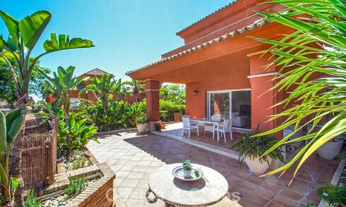 Amplia casa adosada en venta en un complejo de golf cerrado en el este de Marbella 773505