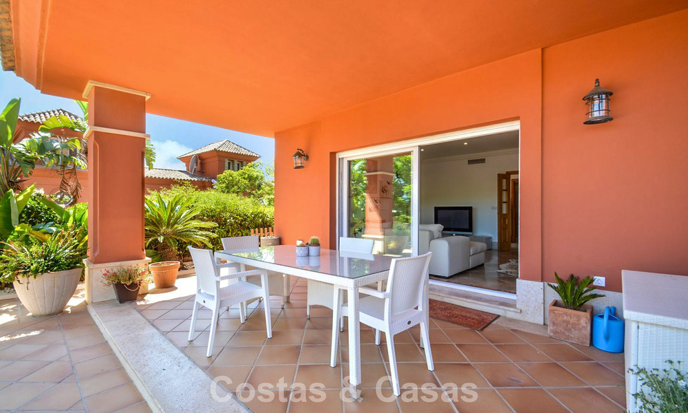 Amplia casa adosada en venta en un complejo de golf cerrado en el este de Marbella 773506