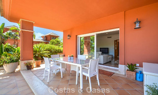 Amplia casa adosada en venta en un complejo de golf cerrado en el este de Marbella 773506 