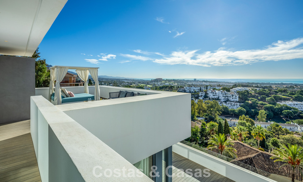 Villa modernista de lujo en venta, con vistas al mar en una urbanización cerrada en Benahavis - Marbella 773593