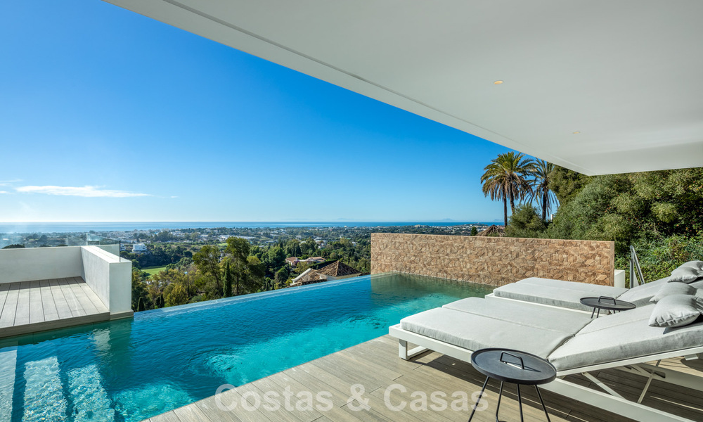 Villa modernista de lujo en venta, con vistas al mar en una urbanización cerrada en Benahavis - Marbella 773597