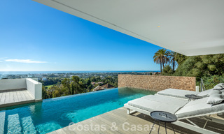 Villa modernista de lujo en venta, con vistas al mar en una urbanización cerrada en Benahavis - Marbella 773597 