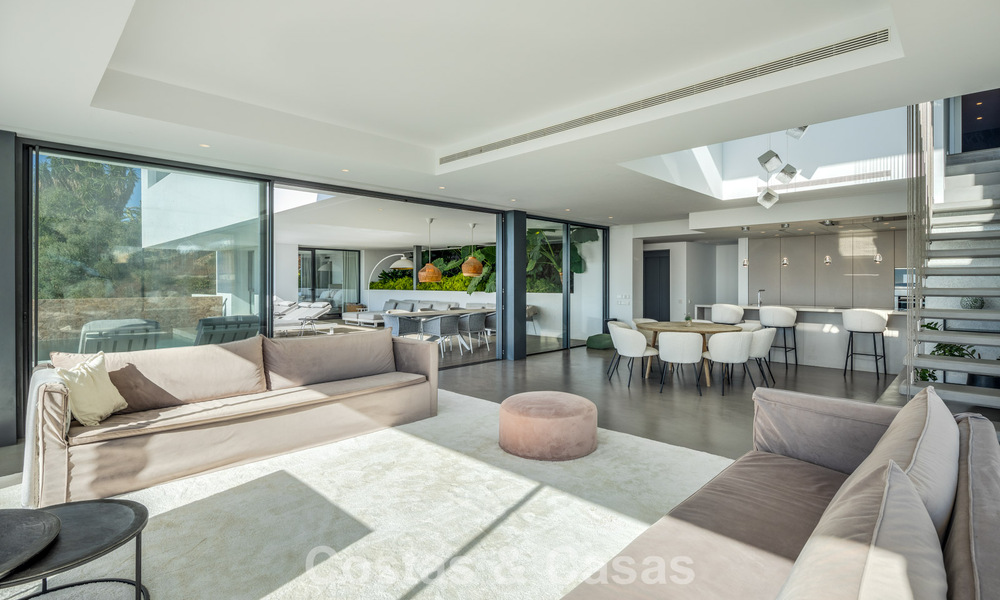 Villa modernista de lujo en venta, con vistas al mar en una urbanización cerrada en Benahavis - Marbella 773599