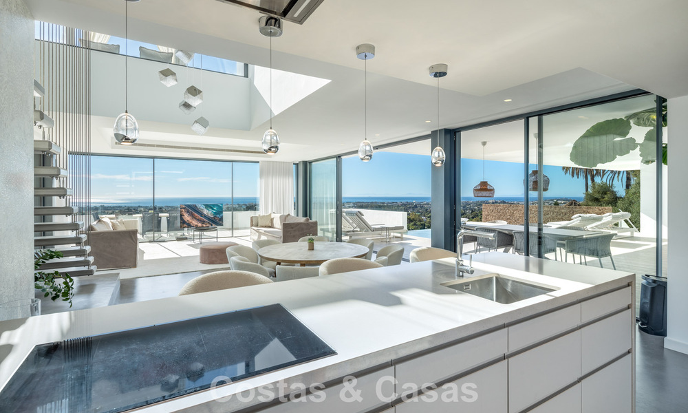 Villa modernista de lujo en venta, con vistas al mar en una urbanización cerrada en Benahavis - Marbella 773602