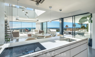 Villa modernista de lujo en venta, con vistas al mar en una urbanización cerrada en Benahavis - Marbella 773602 