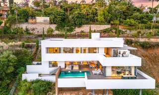 Villa modernista de lujo en venta, con vistas al mar en una urbanización cerrada en Benahavis - Marbella 773603 