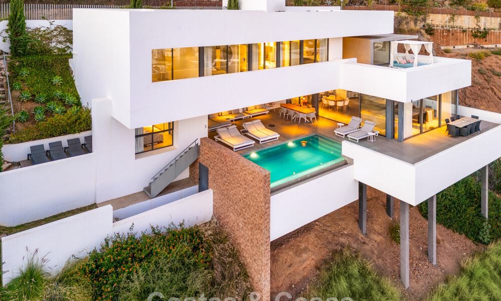 Villa modernista de lujo en venta, con vistas al mar en una urbanización cerrada en Benahavis - Marbella 773606