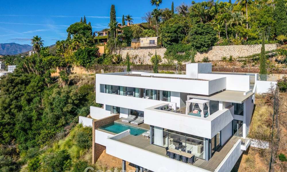 Villa modernista de lujo en venta, con vistas al mar en una urbanización cerrada en Benahavis - Marbella 773607