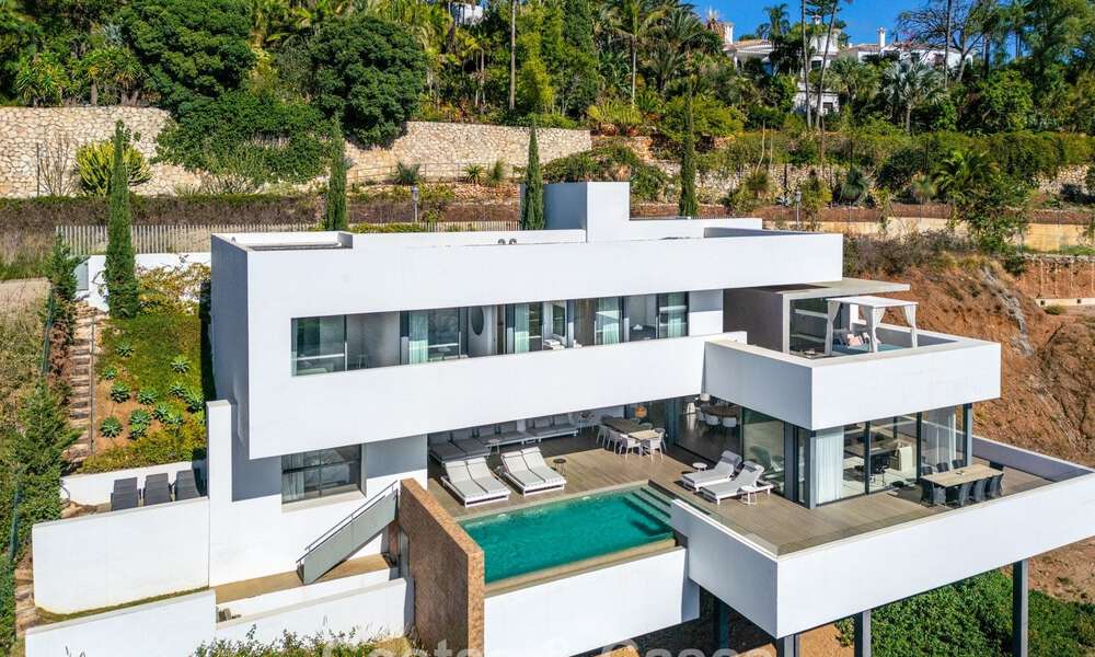 Villa modernista de lujo en venta, con vistas al mar en una urbanización cerrada en Benahavis - Marbella 773608