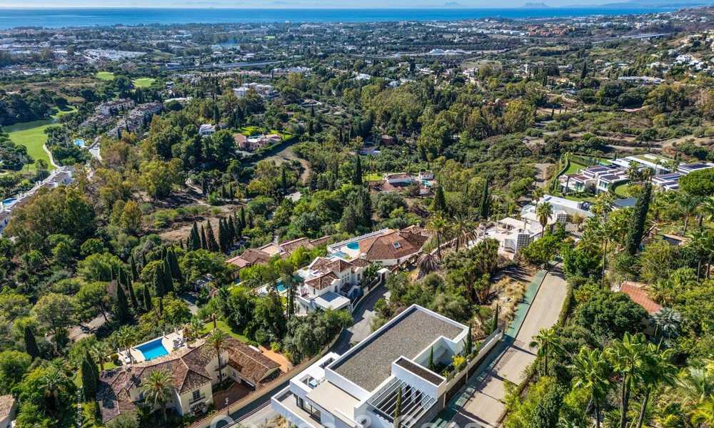 Villa modernista de lujo en venta, con vistas al mar en una urbanización cerrada en Benahavis - Marbella 773609