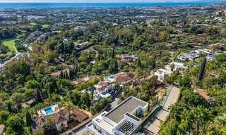 Villa modernista de lujo en venta, con vistas al mar en una urbanización cerrada en Benahavis - Marbella 773609 