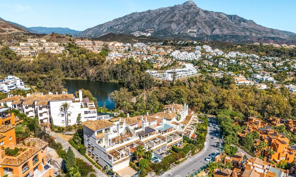 Prestigioso ático reformado con vistas panorámicas al mar en venta en el valle del golf de Nueva Andalucía, Marbella 773620