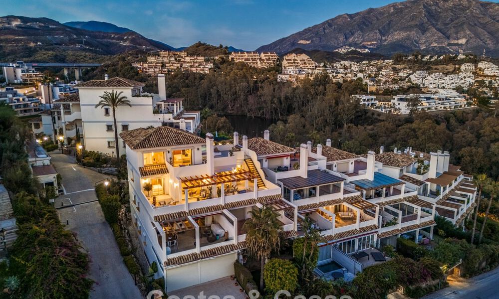 Prestigioso ático reformado con vistas panorámicas al mar en venta en el valle del golf de Nueva Andalucía, Marbella 773624