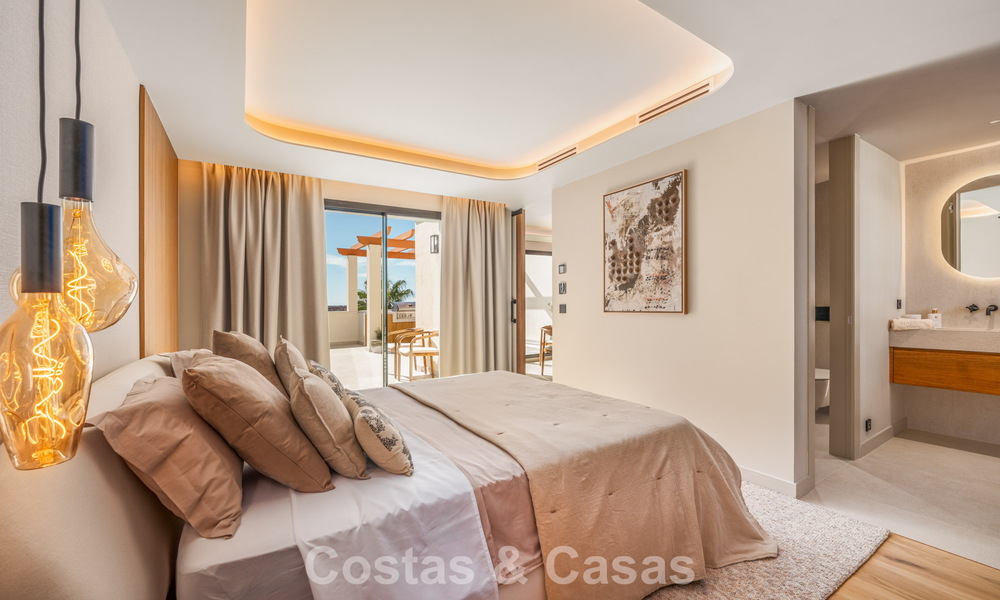 Prestigioso ático reformado con vistas panorámicas al mar en venta en el valle del golf de Nueva Andalucía, Marbella 773627