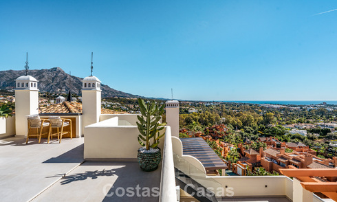 Prestigioso ático reformado con vistas panorámicas al mar en venta en el valle del golf de Nueva Andalucía, Marbella 773635