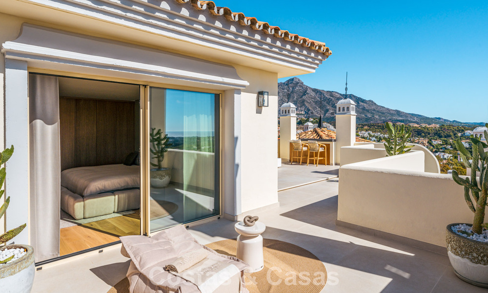 Prestigioso ático reformado con vistas panorámicas al mar en venta en el valle del golf de Nueva Andalucía, Marbella 773636