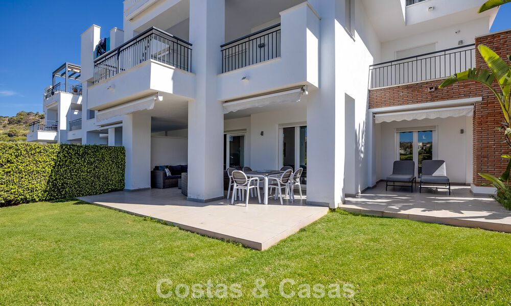 Lujoso apartamento de 3 dormitorios con jardín en venta rodeado de campos de golf en Benahavis - Marbella 773652