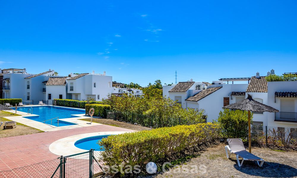 Lujoso apartamento de 3 dormitorios con jardín en venta rodeado de campos de golf en Benahavis - Marbella 773654